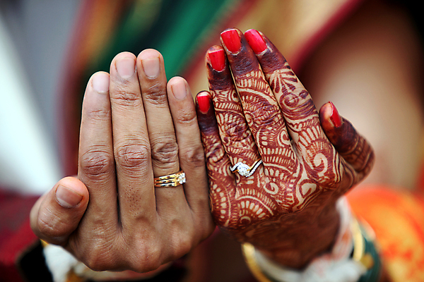 포토 JPG 해외이미지 전통 손 결혼 결혼식 관리 사람없음 반지 인도인 결혼반지 힌두교 해외202004 해외포토 외국인 종교 장신구 동양인 이벤트 신체부위 파일형식 이미지허브