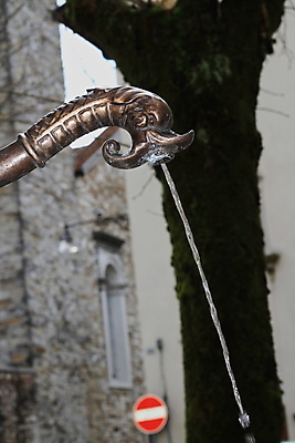 포토 JPG 해외이미지 동물 캐릭터 행복 백그라운드 파충류 동화 요정 미술 풍경 사람없음 야외 초록색 물 조각상 금속 바위 용 중세 심볼 분수 신화 공상 마법 몬스터 전설 철강 해외202004 해외포토 자연요소 감정 컬러 재질 문화예술 조형물 돌_바위 역사 파일형식 이미지허브