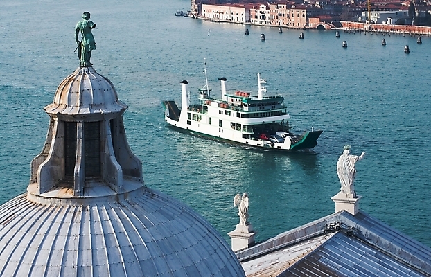 포토 JPG 해외이미지 유럽 바다 섬 여행 건축양식 교통시설 하늘 휴가 주택 항해 파노라마 풍경 사람없음 물 파란색 도시풍경 컬러풀 이탈리아 도시 보트 역사 함선 운하 베네치아 석호 옛날 채널 해외202004 해외포토 자연요소 건축 나라 컬러 교통 배_교통 촬영기법 건물 시설 파일형식 이미지허브