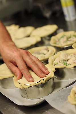 포토 JPG 해외이미지 전통 음식 육류 스테이크 사람없음 주방 식사 저녁식사 굽기 먹기 준비 만들기 점심식사 페스츄리 해외202004 해외포토 빵 식재료 모션 서양음식 구이 파일형식 이미지허브