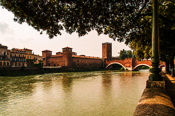 포토 JPG 해외이미지 여행 건축양식 사람없음 강 이탈리아 도시 중세 천연기념물 베로나 옛날 해외202004 해외포토 건축 유럽 역사 파일형식 이미지허브