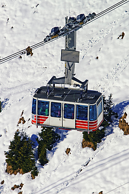 포토 JPG 해외이미지 스포츠 여행 겨울 하늘 휴가 스키 산 경사 사람없음 빨간색 파란색 태양 흰색 스위스 휴양지 알프스 산악지대 절정 해외202004 해외포토 자연요소 계절 유럽 컬러 겨울스포츠 장소 파일형식 이미지허브