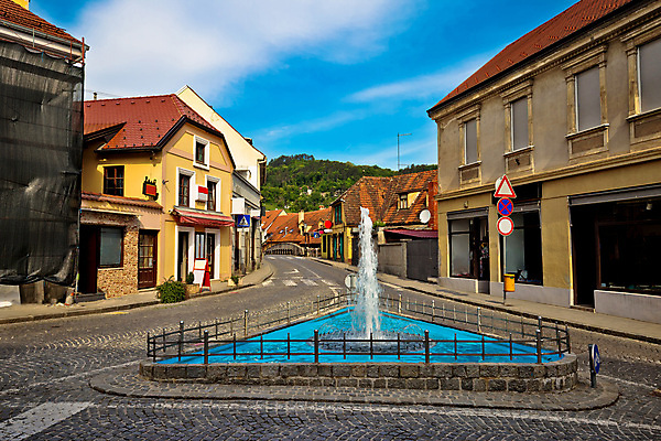 포토 JPG 해외이미지 구름 공원 유럽 건축양식 자연 하늘 지붕 거리 주택 사람없음 야외 건물 초록색 물 파란색 도시풍경 컬러풀 노란색 교회 탑 봄 산책 산책로 바위 등불 도시 역사 타일 분수 싱글 정사각형 운하 장면 타운 크로아티아 스카이라인 동유럽 옛날 채널 해외202004 해외포토 자연요소 도형 건축물 계절 공공시설 건축 나라 길 컬러 종교건축 휴식 조명 풍경 돌_바위 생태계 파일형식 이미지허브