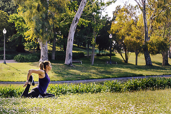 포토 JPG 해외이미지 나무 라이프스타일 공원 여자 행복 선 스포츠 포즈 신체 다이어트 요가 자연 아침 휴식 건강 한명 사람 야외 초록색 운동 햇빛 평화 화목 활발 에너지 신선 날씬함 집중 연습 명상 휴양지 내추럴 돌봄 해외202004 해외포토 주간 식물 1 웰빙 공공시설 감정 컬러 컨셉 모션 생활 태양 장소 몸매 생태계 파일형식 이미지허브