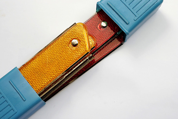 포토 JPG 해외이미지 도로 여행 교통시설 자동차 안전 사람없음 빨간색 반사 노란색 운전 도구 긴급 운전사 정비공 DIY 편리함 반사경 접기 해외202004 해외포토 직업 길 육상교통 컬러 교통 컨셉 모션 취미 기술자 시설 파일형식 이미지허브