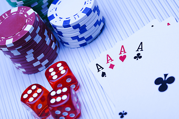 포토 JPG 해외이미지 실내 사람없음 트럼프 포커칩 도박 카지노 주사위 흰배경 겜블 해외202004 해외포토 백그라운드 내부 놀이용품 흰색 포커 파일형식 이미지허브