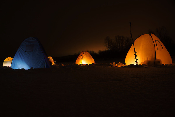 포토 JPG 해외이미지 호수 스포츠 겨울 자연 하늘 낚시 텐트 어류 취미 사람없음 야외 빛 강 냉동 얼음 추위 구멍 기다림 야간 낚시꾼 민물 인내 해외202004 해외포토 자연요소 계절 모션 레저 캠핑도구 수중동물 생태계 파일형식 이미지허브