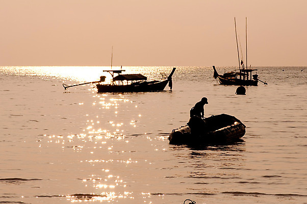 포토 JPG 해외이미지 구름 아시아 모래 파도 바다 섬 여행 태국 자연 하늘 낚시 추상 휴가 휴식 사람 동양인 풍경 사람없음 야외 빨간색 물 빛 태양 반사 평화 일출 꿈 젖음 만 천국 남쪽 안다만 파라다이스 푸켓 해외202004 해외포토 자연요소 나라 컬러 컨셉 무늬 레저 인종 노을 방향 생태계 파일형식 이미지허브