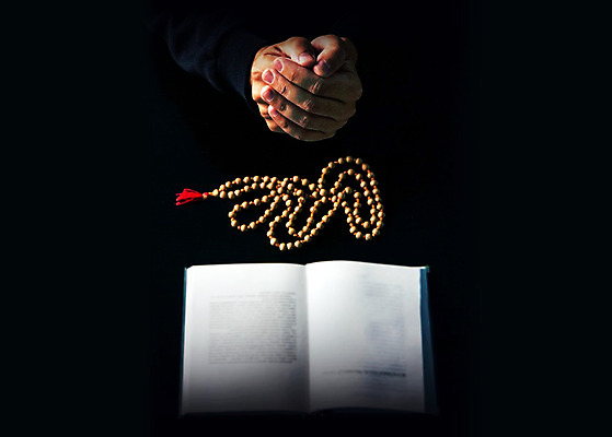 포토 JPG 해외이미지 1 라이프스타일 손 남자 기독교 종교 사랑 사람 성인 사람없음 책 세로 교회 평화 믿음 검은색 성경 희망 침묵 천주교 기도 도움 영혼 명상 서비스 장면 신성 숭배 신앙심 접기 전경 해외202004 해외포토 감정 컬러 컨셉 종교용품 종교건축 모션 풍경 건물 생활 신체부위 소리 파일형식 탑뷰 이미지허브