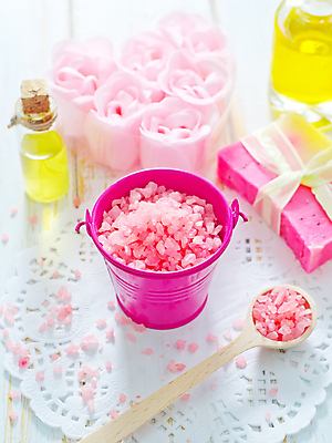 포토 JPG 해외이미지 리본 분홍색 사람없음 장미 숟가락 스파 오일 양동이 스파용품 비누 입욕소금 해외202004 해외포토 꽃 음식 컬러 수저 위생용품 화장품 미용용품 오브젝트 소금 파일형식 이미지허브