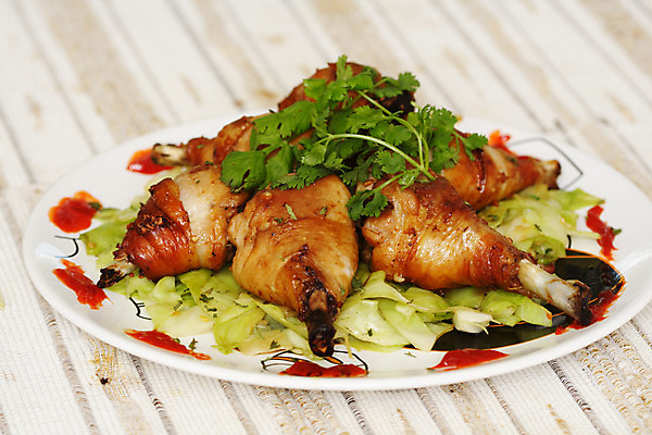 포토 JPG 해외이미지 음식 다이어트 건강 육류 요리 사람없음 요식업 식당 식사 저녁식사 치킨 맛 그릴 굽기 먹기 양배추 레시피 드럼스틱 해외202004 해외포토 산업 컨셉 채소 식재료 모션 주방용품 상점 구이 닭고기요리 파일형식 이미지허브