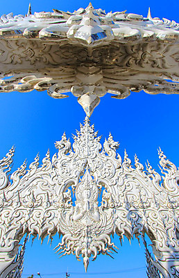 포토 JPG 해외이미지 주간 캐릭터 종교 호수 조각 불교 태국 하늘 창조 미술 사람없음 파란색 컬러풀 햇빛 조각상 반사 맑음 활발 거울 흰색 연못 사찰 수도원 일반 강렬 명품 정교 해외202004 해외포토 자연요소 아시아 컬러 컨셉 종교건축 날씨 문화예술 태양 조형물 상품 파일형식 이미지허브