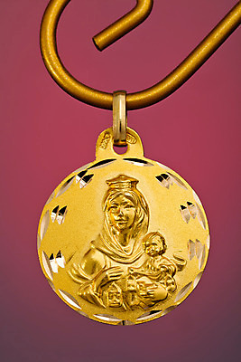 포토 JPG 해외이미지 모양 목걸이 사람없음 장식 빛 금속 황금 고급 우아함 보석 오브젝트 팬던트 스타일 해외202004 해외포토 컨셉 장신구 재질 광석 파일형식 이미지허브