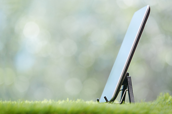 포토 JPG 해외이미지 직업 라이프스타일 컨셉 농업 인터넷 비즈니스 통신 자연 잔디 사람없음 야외 가로 초록색 전자제품 컴퓨터 태블릿 사무실 햇빛 환경 기쁨 신선 작업 연결 휴대용 무선전화기 오브젝트 와이파이 온라인 하드웨어 그리너리 해외202004 해외포토 식물 감정 산업 컬러 생활 스마트기기 태양 전화기 생태계 무선인터넷 파일형식 트랜드컬러 이미지허브