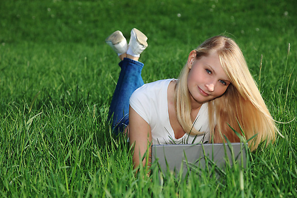 포토 JPG 해외이미지 백인 학생 긴머리 유럽 청소년 자연 휴식 한명 야외 10대 책 초록색 노트북 금발 공책 흰색 잠 네트워크 흰배경 낮잠 온라인 내추럴 고립 사춘기 스칸디나비아 성인여자만 해외202004 해외포토 서양인 1 헤어스타일 나라 컬러 백그라운드 컨셉 문구용품 사람 전자제품 생태계 여자만 성인만 파일형식 이미지허브