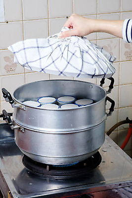 포토 JPG 해외이미지 전통 손 문화 음식 태국 불 디저트 건강 요리 동양인 사람없음 장식 컵 우유 뚜껑 흰색 신선 오픈 개울 달콤 맛 냄비 작음 설탕 크림 밀가루 코코넛 푸딩 백자 커스터드 해외202004 해외포토 자연요소 식기 아시아 컬러 컨셉 과일 유제품 인종 신체부위 강 도자기 솥 크기 가루 파일형식 이미지허브