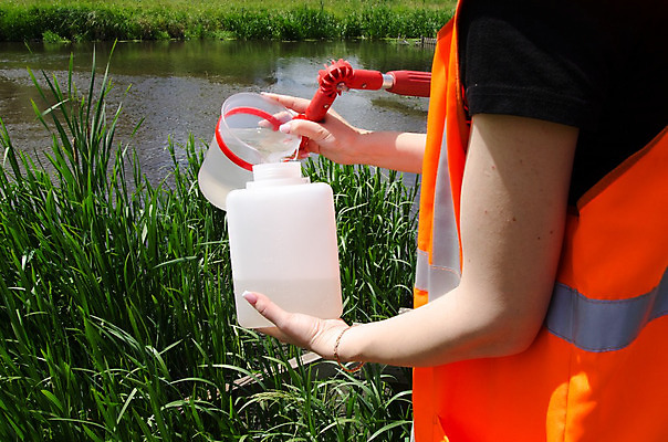 포토 JPG 해외이미지 손 호수 과학 장갑 컨셉 자연 노동자 건강 실험 사람 사람없음 야외 컵 물 스터디 강 환경 주방 장비 의사 실험실 닫기 보호 위험 컨테이너 연구원 땅 양동이 플라스크 분석 생물학 자원 박테리아 생태학 화학물질 정확 해외202004 해외포토 자연요소 직업 식기 잡화 교육 산업 의학 모션 실험기구 신체부위 학습 의료진 화학 생태계 파일형식 이미지허브