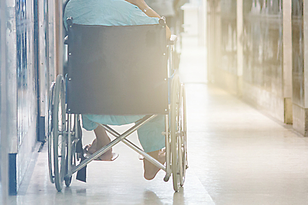 포토 JPG 해외이미지 커플 길 의자 모션 거리 건강 병원 사람 경사 소년 사람없음 야외 고통 운전 도움 바퀴 질병 장애인 사건 간호 휠체어 롤 안락의자 테라피 보험 돌봄 전국 정형외과 지원 혼자 해외202004 해외포토 남자 감정 어린이 가구 컨셉 의학 관계 뷰티 장애 파일형식 이미지허브