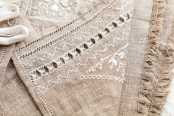 포토 JPG 해외이미지 손 컨셉 탁자 창조 취미 사람없음 장식 회색 흰색 공구 직물 그룹 작업실 실 바느질 삼베 테두리 캔버스 실타래 자수 수공예 조립 재단 솜씨 우크라이나 퀼트 핸드메이드 해외202004 해외포토 유럽 컬러 가구 신체부위 도구 공예 파일형식 천_직물 이미지허브