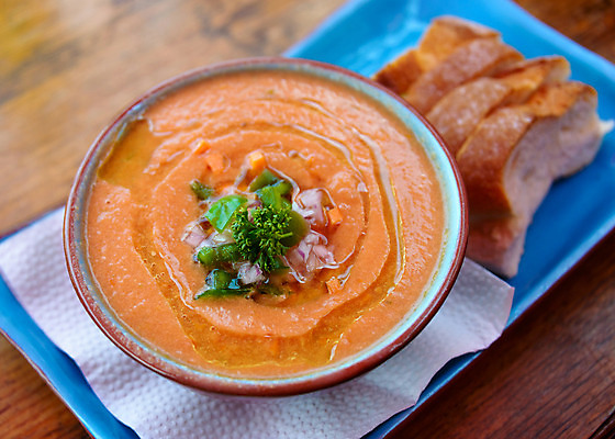 포토 JPG 해외이미지 전통 접시 음식 빵 다이어트 토마토 채소 탁자 건강 요리 사람없음 목재 빨간색 파란색 식당 식사 저녁식사 추위 신선 사발 스페인 맛 수프 지중해 먹기 허브 크림 날것 점심식사 스페인어 채식주의자 비건 해외202004 해외포토 나무 식물 식기 유럽 바다 컬러 가구 컨셉 재료 모션 상점 사기그릇 채식 파일형식 이미지허브