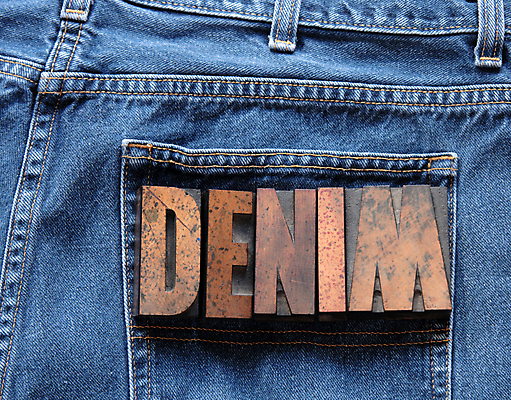 포토 JPG 해외이미지 옷 바지 타이포그라피 사람없음 목재 파란색 단어 갈색 유행 청바지 인쇄 주머니 편지 질감 그런지 옛날 해외202004 해외포토 나무 문자 컬러 재료 하의 파일형식 이미지허브