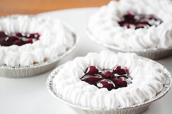 포토 JPG 해외이미지 접시 열매 과일 디저트 치즈 사탕 요리 사람없음 컵 빛 케이크 식당 식사 빵집 껍질 흰색 신선 고급 맛 설탕 먹기 크림 블루베리 레시피 건포도 저지방 타르트 페스츄리 해로움 핸드메이드 해외202004 해외포토 식물 식기 음식 빵 컬러 컨셉 모션 포도 유제품 상점 기름_음식 파이_빵 건과일 파일형식 이미지허브
