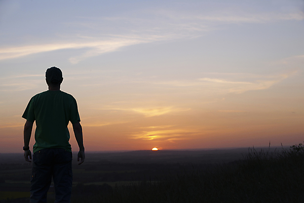 포토 JPG 해외이미지 남자 감정 실루엣 자연 하늘 한명 풍경 성인 야외 태양 환경 황혼 일몰 자유 표현 체험 분위기 저녁 땅 격려 천국 감탄 경보 독립 무료 수평선 해외202004 해외포토 자연요소 1 컨셉 모션 촬영기법 사람 노을 야간 생태계 파일형식 이미지허브