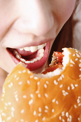 포토 JPG 해외이미지 음식 빵 조각 토마토 육류 한명 소고기 햄버거 입 먹기 속도 깨 해외202004 해외포토 1 채소 식재료 모션 패스트푸드 사람 신체부위 조미료 파일형식 이미지허브