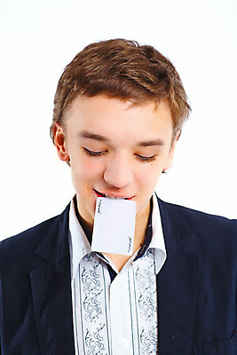 포토 JPG 해외이미지 백인 1 학생 남자 행복 포즈 백그라운드 신체 청소년 한명 서기 웃음 사람 소년 성인 10대 유행 흰색 자신감 가득함 긍정 슛 개성 길이 고립 스타일 해외202004 해외포토 서양인 감정 어린이 컬러 컨셉 모션 표정 파일형식 이미지허브