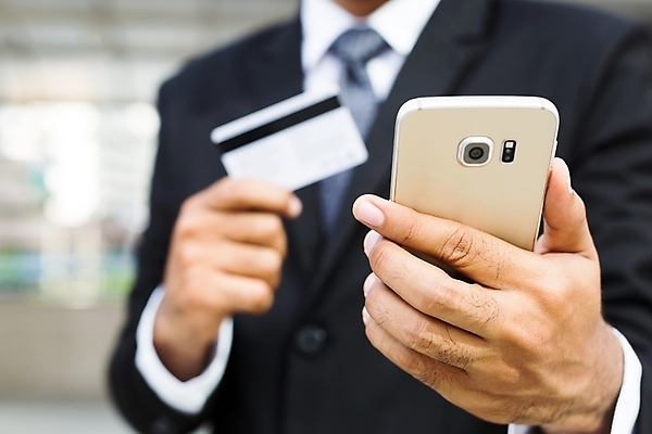 포토 JPG 해외이미지 라이프스타일 백그라운드 이동 돈 인터넷 비즈니스 태국 열쇠 모바일 관리 사람 사람없음 금융 스마트폰 핸드폰 쇼핑 정보 잡기 비즈니스맨 신용카드 구매 인도인 전화기 보안 상업 전자 인도네시아 온라인 회계 전자상거래 싱가폴 ATM 경영 계좌 힙스터 비용 해외202004 해외포토 외국인 패션 남자 아시아 컨셉 모션 안전 동양인 생활 경제 전자제품 스마트기기 직장인 재산 파일형식 이미지허브