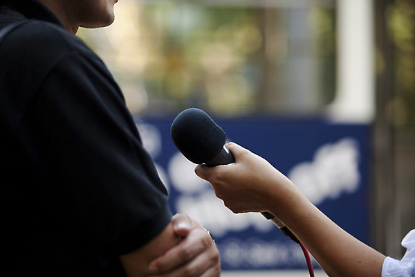 포토 JPG 해외이미지 손 통신 회의 말하기 사람없음 소리 장비 정보 잡기 기자 신문 뉴스 중앙 토론 질문 마이크 보고서 면접 라디오 오디오 방송 언론 리포터 일반 목소리 녹음기 생존 해외202004 해외포토 직업 음향기기 비즈니스 모션 신체부위 간행물 전자제품 파일형식 녹음_기록 이미지허브