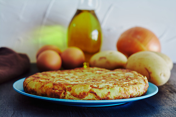 포토 JPG 해외이미지 전통 접시 음식 부분 양파 감자 옥수수 요리 사람없음 목재 계란 저녁식사 튀김 스페인 오믈렛 점심식사 스페인어 타파스 핸드메이드 해외202004 해외포토 나무 식기 유럽 채소 재료 곡류 알 식사 애피타이저 계란요리 파일형식 이미지허브