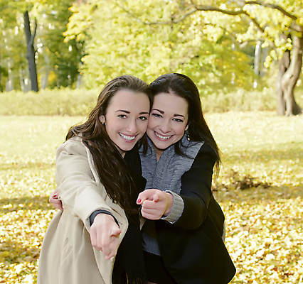 포토 JPG 해외이미지 나무 직업 공원 여자 행복 비즈니스 성공 미소 웃음 손짓 두명 초록색 노란색 검은색 기쁨 가을 가리킴 황금 검은머리 자매 긍정 이익 보여주기 수입 성인여자만 해외202004 해외포토 식물 헤어스타일 계절 공공시설 감정 컬러 컨셉 가족 모션 표정 사람 여자만 성인만 파일형식 이미지허브
