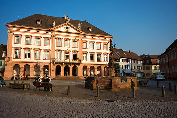 포토 JPG 해외이미지 전통 유럽 여행 건축양식 휴가 거리 주택 액자틀 사람없음 건물 목재 컬러풀 프랑스 도시 그리기 중세 역사 모서리 중앙 정사각형 타운 프랑스어 옛날 줄서기 해외202004 해외포토 도형 나무 문자 건축물 건축 나라 컬러 액자 재료 모션 틀 파일형식 이미지허브