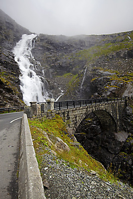 포토 JPG 해외이미지 공원 도로 길 여행 곡선 교통시설 자연 산 노르웨이 풍경 사람없음 야외 초록색 물 강 환경 계곡 폭포 운전 안개 가을 조약돌 바위 정상 숲 위험 언덕 좁은 분무기 스칸디나비아 전국 해외202004 해외포토 자연요소 계절 공공시설 유럽 선 컬러 교통 컨셉 모션 날씨 돌_바위 시설 생태계 파일형식 이미지허브