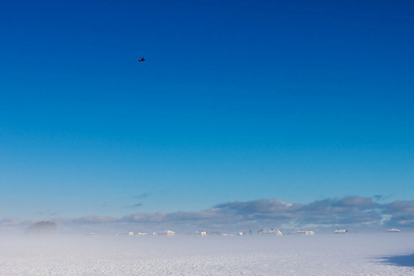 포토 JPG 해외이미지 나무 구름 계절 겨울 밭 농업 교통시설 자연 하늘 거리 주택 파노라마 풍경 사람없음 파란색 농장 얼음 기계 추위 안개 시골 신선 헬리콥터 숲 시리얼 북극 고도 항공 속도 지역 뭉치 밀짚 스칸디나비아 에스토니아 수평선 해외202004 해외포토 자연요소 식물 유럽 산업 음식 컬러 교통 날씨 비행기 촬영기법 건물 짚 극지방 시설 생태계 파일형식 이미지허브