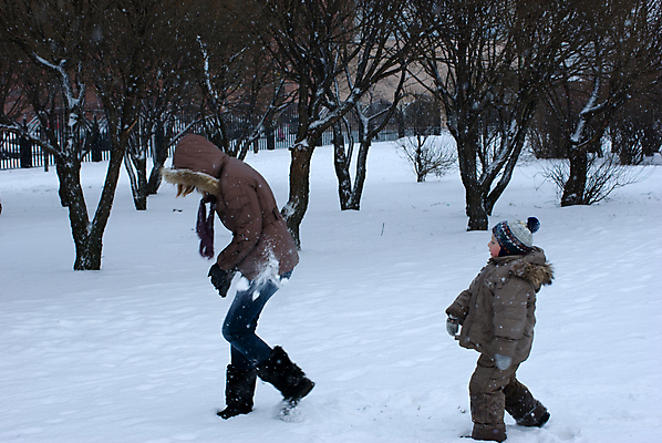 포토 JPG 해외이미지 아들 어린이 겨울 가족 놀이 엄마 한명 미소 웃음 사람 소년 침묵 산책 기쁨 추위 서리 폭설 해외202004 해외포토 1 계절 남자 감정 관계 휴식 눈_날씨 표정 소리 자연재해 파일형식 이미지허브
