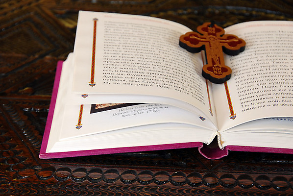 포토 JPG 해외이미지 전통 기독교 종교 조각 십자가 텍스트 탁자 사람없음 목재 책 빨간색 갈색 노란색 교회 평화 믿음 성경 기도 오픈 예수 영혼 아빠 황금 읽기 오브젝트 증거 판화 용서 귀족 러시아인 북마크 신앙심 헬프 해외202004 해외포토 서양인 나무 감정 컬러 가구 컨셉 재료 종교용품 가족 종교건축 모션 미술 건물 도움 신_종교 파일형식 이미지허브