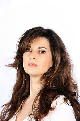 포토 JPG 해외이미지 응시 여자 얼굴 갈색머리 한명 사람 성인 흰색 화려 우아함 시원함 해외202004 해외포토 1 헤어스타일 시선 컬러 컨셉 신체부위 파일형식 이미지허브