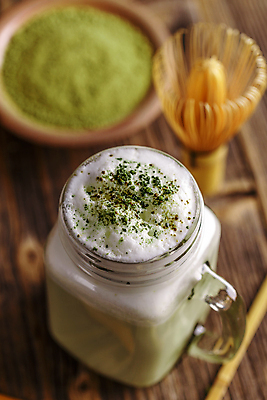 포토 JPG 해외이미지 실내 사람없음 아웃포커스 거품 녹차 녹차가루 녹차라떼 말차 차선_다기 나무배경 해외202004 말차라떼 해외포토 백그라운드 촬영기법 내부 차_음료 다기 가루 라떼 파일형식 이미지허브