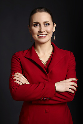 포토 JPG 해외이미지 스튜디오촬영 백인 웰빙 응시 여자 행복 얼굴 비즈니스 청소년 성공 검은배경 한명 서기 미소 웃음 성인 빨간색 세로 금발 팔짱 재킷 비즈니스우먼 우아함 대표 보석 미녀 만족 옷입기 예복 여자한명만 카피스페이스 해외202004 해외포토 서양인 1 헤어스타일 시선 옷 감정 컬러 백그라운드 컨셉 모션 실내 표정 사람 신체부위 검은색 공백 외투 직장인 광석 미인 여자만 파일형식 이미지허브