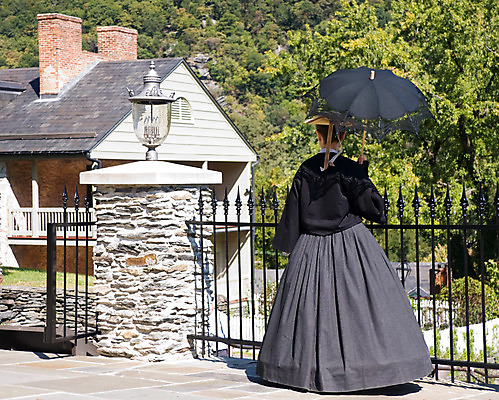 포토 JPG 해외이미지 나무 드레스 우산 주택 사람없음 빛 울타리 치마 램프 기둥 조끼 역사 그늘 양산 타운 포니테일 구식 기간 옛날 해외202004 해외포토 식물 헤어스타일 옷 건축 하의 조명 건물 담장 외투 도시 파일형식 이미지허브