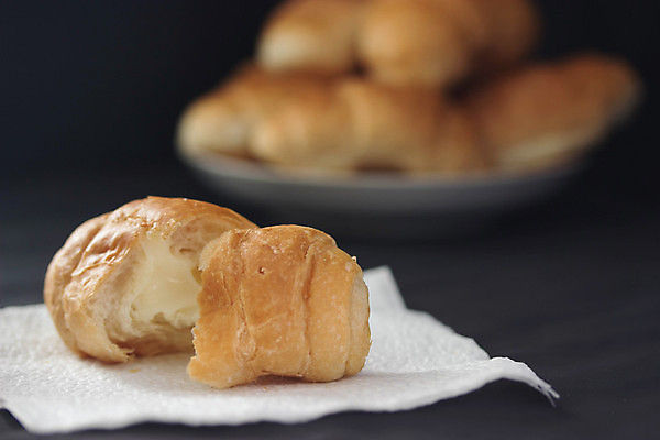 포토 JPG 해외이미지 템플릿 전통 접시 탁자 아침 디저트 따뜻함 요리 사람없음 목재 갈색 노란색 주방 식당 검은색 어둠 빵집 프랑스 신선 도자기 사발 황금 달콤 맛 아침식사 굽기 대륙 반죽 만들기 레시피 칼로리 버터 성분 프랑스어 번 페스츄리 해외202004 해외포토 주간 나무 문자 식기 유럽 음식 빵 컬러 가구 컨셉 재료 모션 상점 식사 사기그릇 구이 파일형식 이미지허브