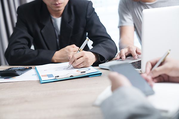 포토 JPG 해외이미지 직업 디자인 여자 남자 비즈니스 통신 성공 새로움 사람 사람없음 컴퓨터 사무실 흰색 작업 비즈니스맨 그룹 면접 자원 해외202004 해외포토 컬러 컨셉 전자제품 직장인 파일형식 이미지허브