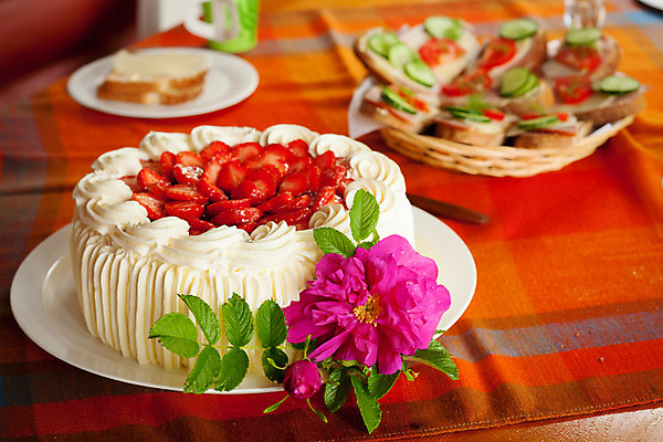 포토 JPG 해외이미지 1 꽃 딸기 디저트 주택 사람없음 야외 장식 파란색 갈색 케이크 초콜릿 빵집 흰색 축하 신선 달콤 맛 정상 굽기 먹기 크림 내추럴 페스츄리 핸드메이드 휘핑크림 캐러멜 해외202004 해외포토 식물 음식 빵 컬러 컨셉 과일 모션 건물 상점 구이 휘핑 파일형식 이미지허브