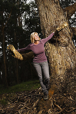 포토 JPG 해외이미지 전신 나무 백인 여자 행복 중년 자연 한명 서기 야외 세로 금발 사진촬영 하이킹 숲 해외202004 해외포토 서양인 식물 1 헤어스타일 감정 모션 레저 사람 성인 촬영 생태계 파일형식 이미지허브