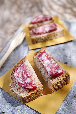 포토 JPG 해외이미지 전통 음식 빵 조각 백그라운드 샌드위치 육류 돼지고기 사람없음 농장 저녁식사 이탈리아 신선 칼 맛 아침식사 슬라이스 살라미 해외202004 해외포토 유럽 컨셉 농업 식재료 식사 파일형식 이미지허브