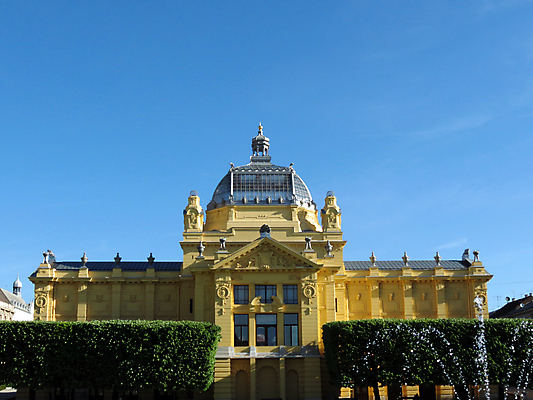 포토 JPG 해외이미지 나무 공원 유럽 벤치 자연 하늘 미술 사람없음 야외 건물 초록색 파란색 정원 산책 신선 역사 분수 질서 크로아티아 일반 천연기념물 세기 옛날 자그레브 해외202004 해외포토 식물 건축물 공공시설 나라 컬러 의자 모션 문화예술 휴식 예절 생태계 파일형식 이미지허브