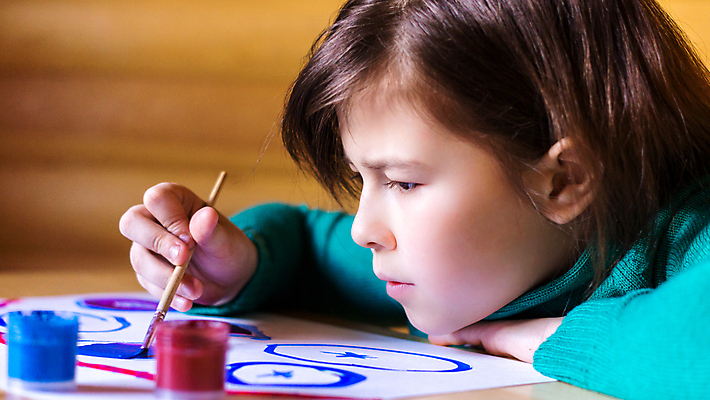 포토 JPG 해외이미지 여자 어린이 엎드리기 실내 한명 들기 상반신 옆모습 물감 붓 그리기 소녀한명만 해외202004 해외포토 1 뷰포인트 모션 사람 내부 미술도구 여자한명만 소녀만 파일형식 이미지허브