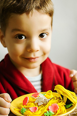 포토 JPG 해외이미지 행복 어린이 놀이 탁자 스파게티 창조 한명 소년 컬러풀 장난감 유치원 게임 반죽 점토 조형 해외202004 해외포토 1 교육 남자 감정 컬러 가구 파스타 사람 파일형식 이미지허브